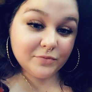 Meet your Posher, Rhianne